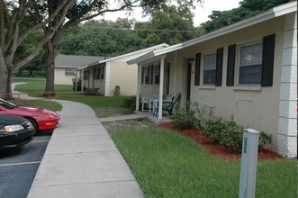 North Grove Manor Apartments in Seffner, FL - Building Photo - Building Photo