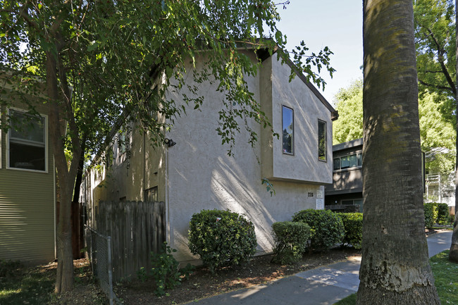 2116 D St in Sacramento, CA - Building Photo - Building Photo