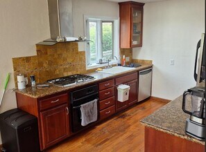 2011 Ashton Ave in Menlo Park, CA - Building Photo - Building Photo