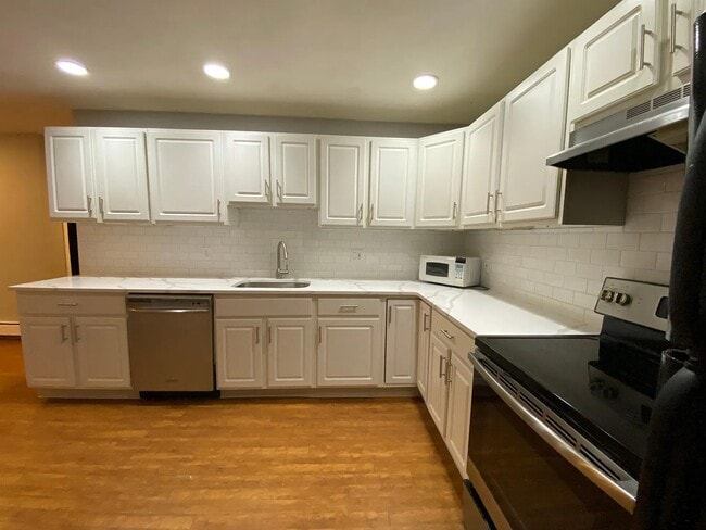 45 McCoba St, Unit 65 in Revere, MA - Foto de edificio - Building Photo