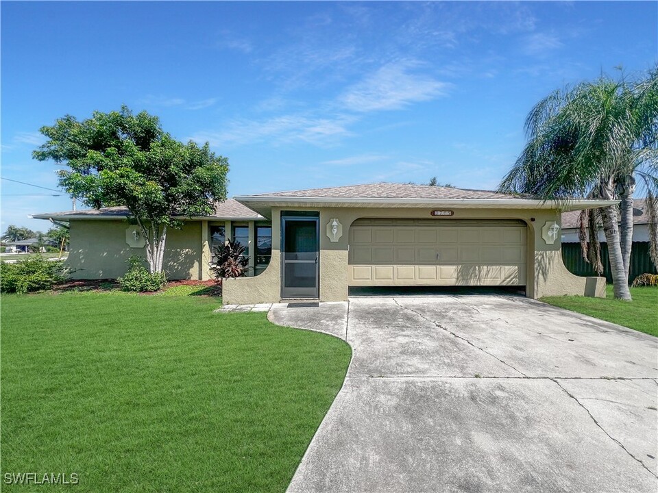 3705 SW 7th Pl in Cape Coral, FL - Foto de edificio