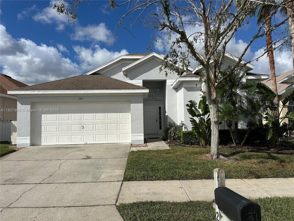 241 Lockbreeze Dr in Davenport, FL - Building Photo