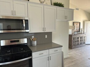 8612 Frankie Lou St in Bakersfield, CA - Building Photo - Building Photo