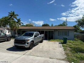 4356 23rd Pl SW in Naples, FL - Building Photo