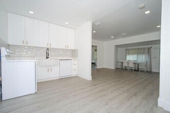 935 NE 129th St in North Miami, FL - Building Photo - Building Photo