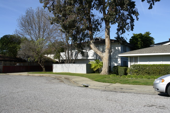 1850 El Parque Ct in San Mateo, CA - Building Photo - Building Photo