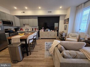 742 S 4th St, Unit 2F in Philadelphia, PA - Building Photo - Building Photo