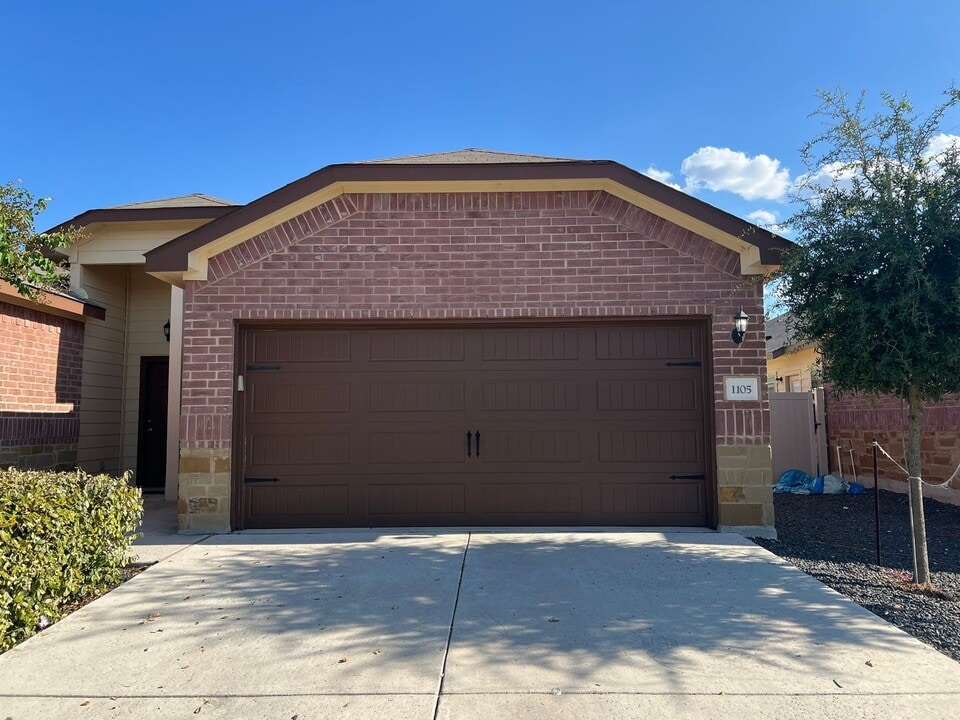 1105 Renee Way in Seguin, TX - Foto de edificio
