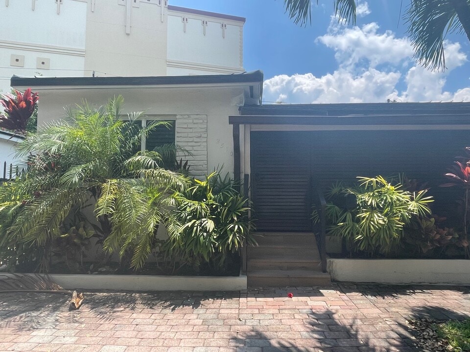 2510 SW 27th St in Miami, FL - Building Photo