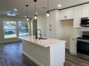 1607 Lansford Ave in Dallas, TX - Foto de edificio - Building Photo