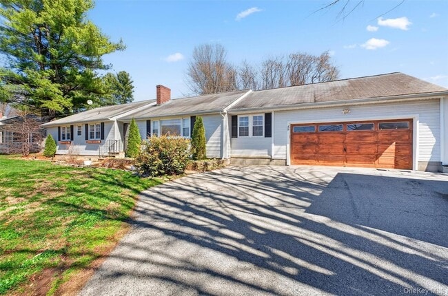 49 Clover Hill Dr in Poughkeepsie, NY - Building Photo - Building Photo