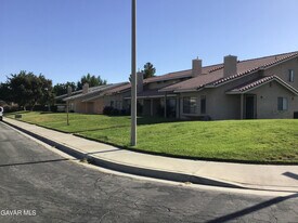 43942 18th Street E in Lancaster, CA - Building Photo