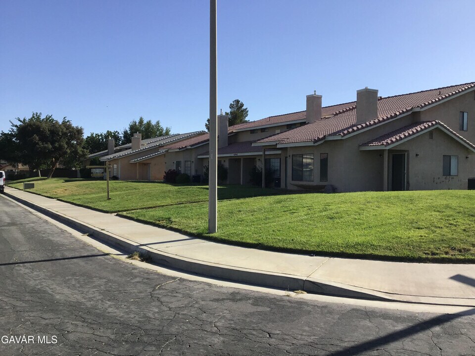 43942 18th Street E in Lancaster, CA - Building Photo