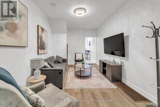 11 D'Arcy St in Toronto, ON - Building Photo - Building Photo