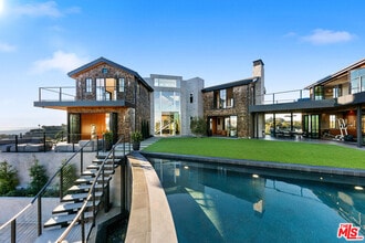 2020 Cyprean Dr in Los Angeles, CA - Building Photo - Building Photo