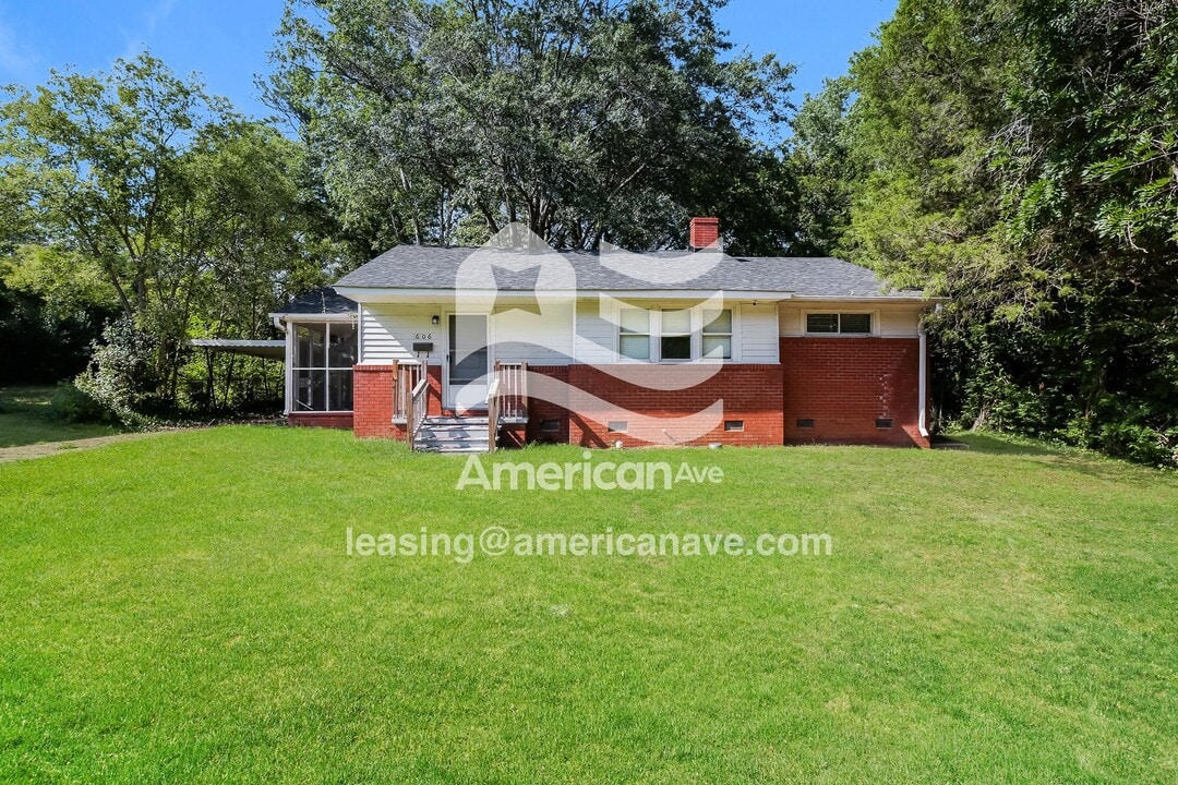 606 Fleetwood Cir in Spartanburg, SC - Foto de edificio