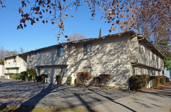 Waverly Court in Sacramento, CA - Building Photo - Building Photo