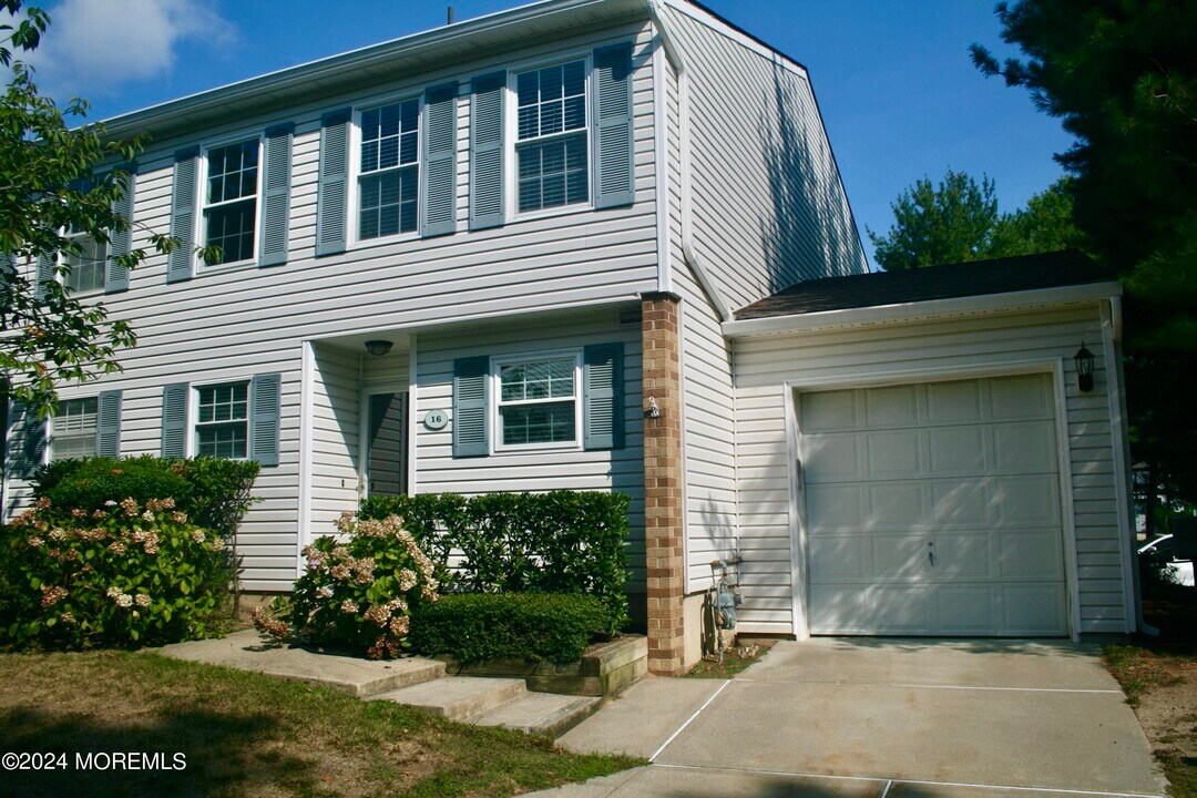 16 Apple Dr in Spring Lake, NJ - Building Photo