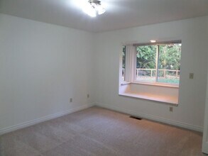 26811 SE Duthie Hill Rd in Issaquah, WA - Building Photo - Building Photo