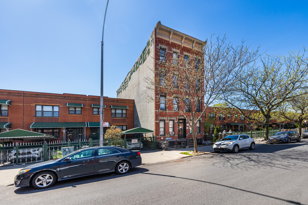 606 Kosciuszko St in Brooklyn, NY - Foto de edificio