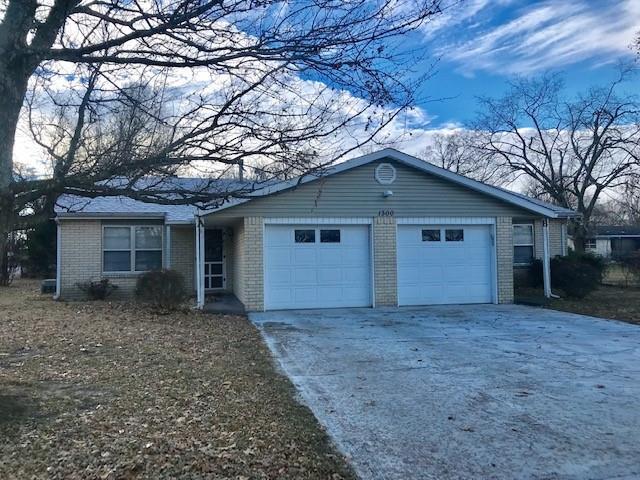 1300 W Rolling Oaks Dr in Rogers, AR - Building Photo