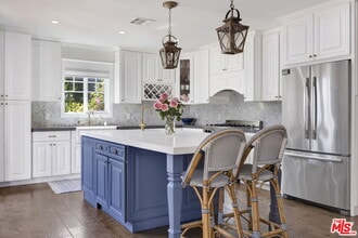 4621 Allott Ave in Los Angeles, CA - Building Photo - Building Photo