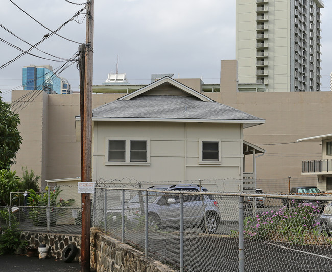 1611 Barron Ln in Honolulu, HI - Foto de edificio - Building Photo