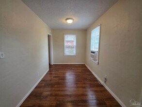 203 SE Syrcle Dr in Pensacola, FL - Building Photo - Building Photo