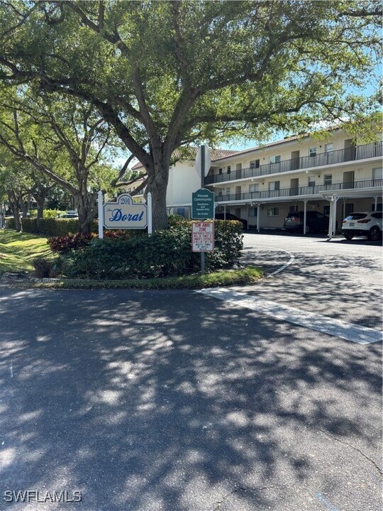 201 Quail Forest Blvd in Naples, FL - Building Photo