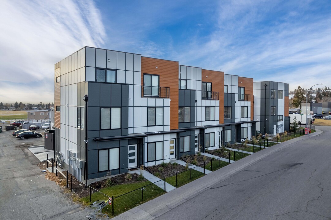 435 68 Av NW in Calgary, AB - Building Photo