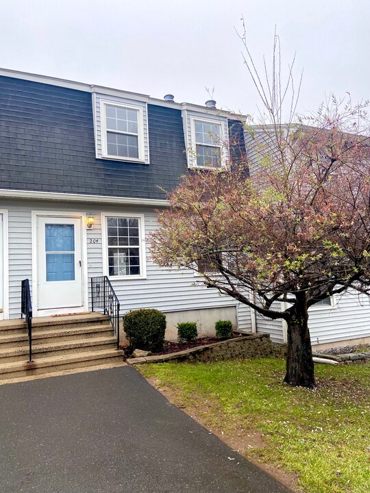204 Austin Ryer Ln in Branford, CT - Building Photo
