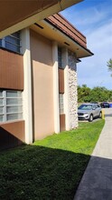 5275 SW 77th Ct in Miami, FL - Foto de edificio - Building Photo