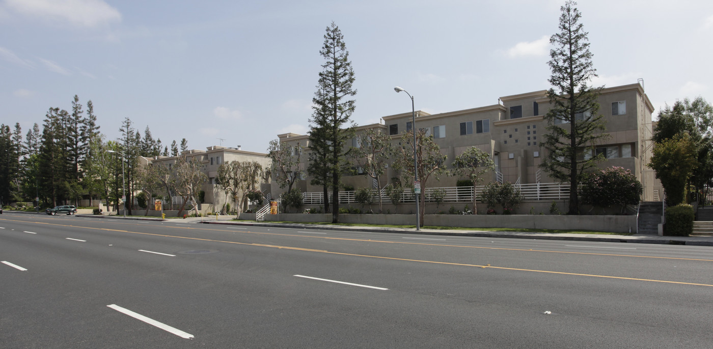 Topanga Townhomes in Canoga Park, CA - Foto de edificio