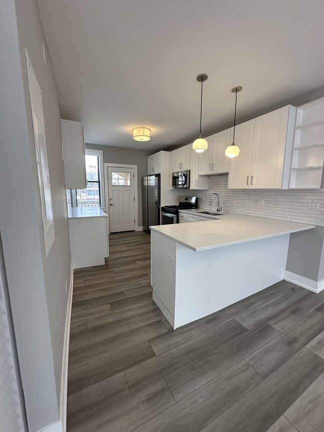 3943 N Janssen Ave, Unit 2BD