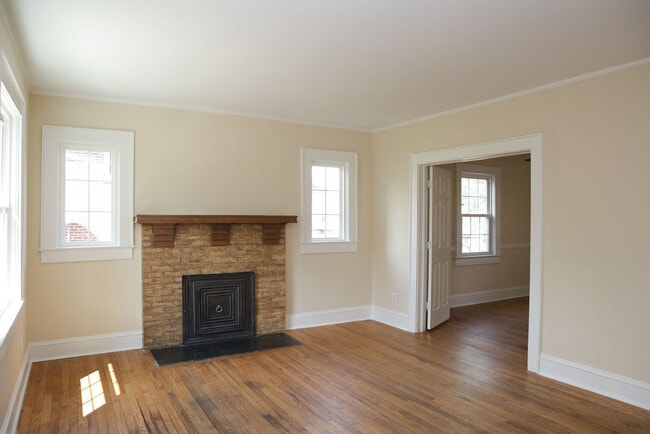 603 Mayflower Dr in Greensboro, NC - Foto de edificio - Building Photo