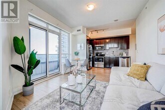 7171-7171 Yonge St in Markham, ON - Building Photo - Building Photo