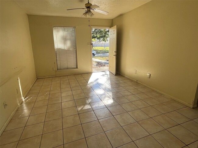 9434 Tooley Dr in Houston, TX - Building Photo - Building Photo