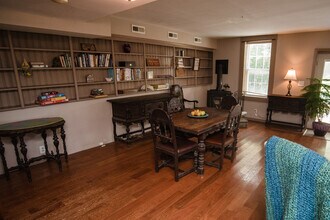 5277 Main St in Chincoteague, VA - Foto de edificio - Building Photo