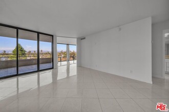 4316 Marina City Dr in Marina Del Rey, CA - Building Photo - Building Photo