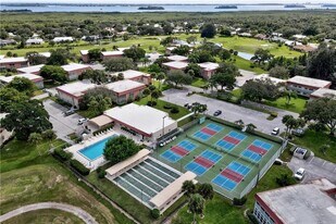 53 Woodland Dr, Unit 105 in Vero Beach, FL - Building Photo