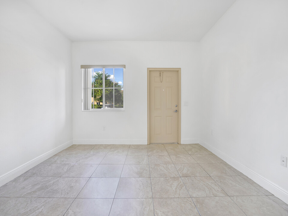 18110 NW 59th Ave in Hialeah, FL - Building Photo