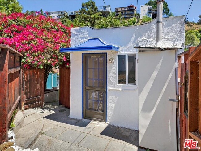 2565 Glen Green St in Los Angeles, CA - Building Photo - Building Photo