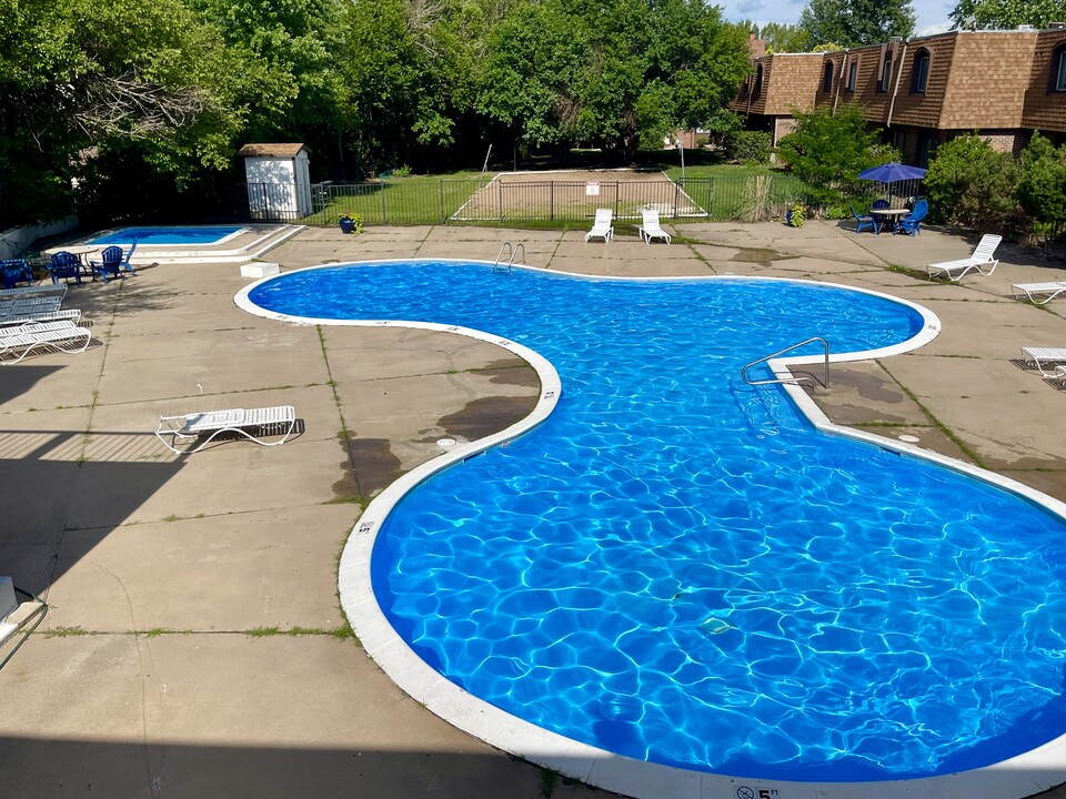 Village Park at Rockborough in Wichita, KS - Foto de edificio