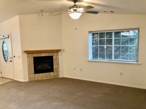 2019 Duke Ct-Unit -2019D in Grants Pass, OR - Building Photo - Building Photo
