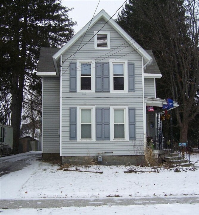 25 Division St in Norwich, NY - Building Photo