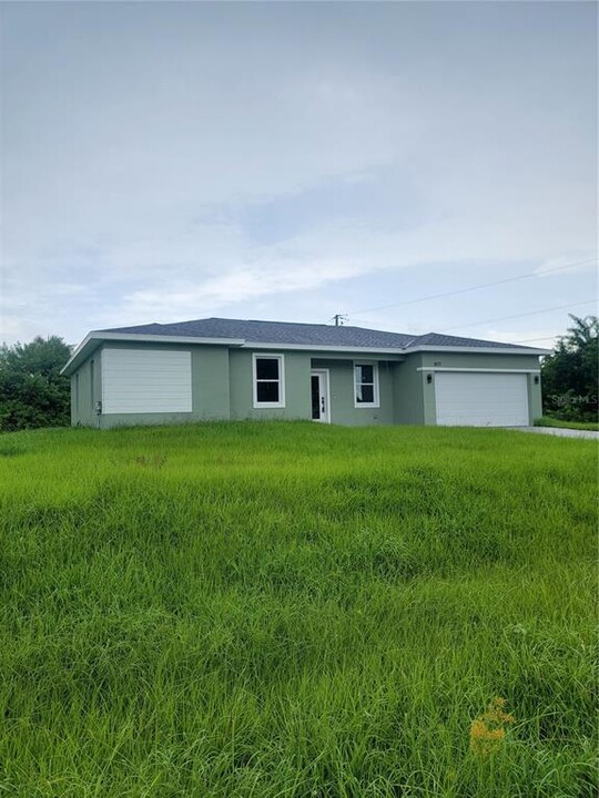 817 Seabold Ave NW in Port Charlotte, FL - Building Photo