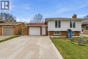 2989 Regis Ave in Windsor, ON - Building Photo