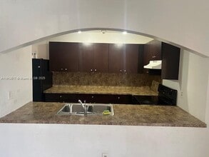 6385 W 27th Ave-Unit -24-3 in Hialeah, FL - Building Photo - Building Photo