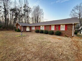 6811 Oakdale Rd in Liberty, NC - Building Photo