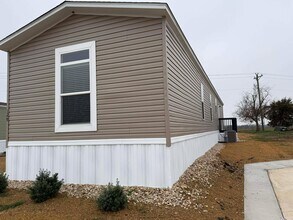 129 Ponderosa Way in Sanger, TX - Foto de edificio - Building Photo